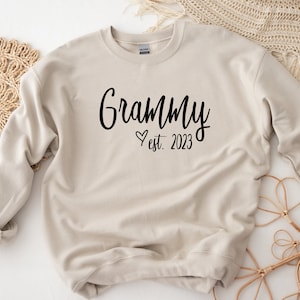 Custom Grandma Sweatshirt, Personalized Grandma Sweatshirt, Gift Idea Grandma, Gift for Grandma, Grandmother Sweater, Personalized Gift 2024
