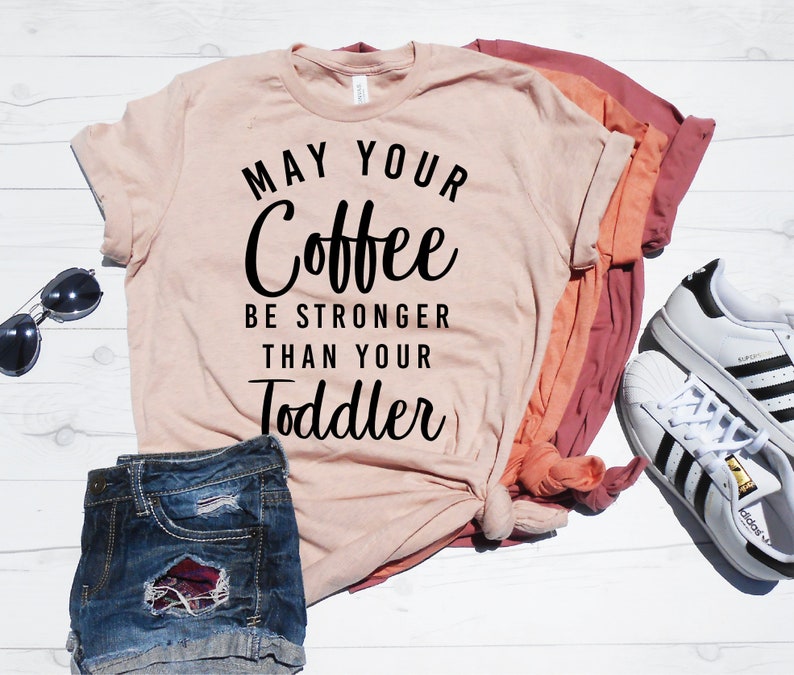 Cadeau pour nouvelle maman, chemise nouvelle maman, chemise de maternité, que votre café soit plus fort que votre tout-petit, t-shirt drôle pour maman, coupe unisexe, cadeaux pour maman image 6