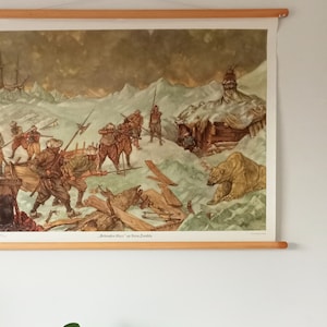 Op de afbeelding: Een vintage educatieve poster die een scène uit de verkenning van de Arctis afbeeldt. De poster toont een groep ontdekkingsreizigers in winterkleding, een ijsbeer en een schip in de verte. De tekst op de poster luidt "Schreibendes Haus auf Nova Zembla".