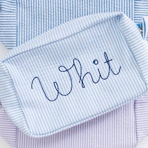 Kulturtasche aus Seersucker mit Monogramm // Bestickte Alles-Tasche aus Seersucker