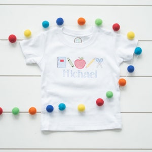 Camisa bordada personalizada de volta às aulas: maçã, giz de cera, caderno