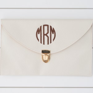 Cartera de mano con monograma // Cartera de mano con monograma