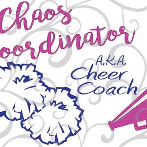 Könnte beinhalten: Ein pinkfarbenes und blaues Grafikdesign mit dem Text "Chaos Coordinator A.K.A Cheer Coach". Das Design enthält zwei weiße Pompons und ein pinkfarbenes Megafon.