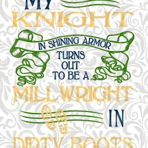 Op de afbeelding: Een decoratieve print met de tekst "MY KNIGHT IN SHINING ARMOR TURNS OUT TO BE A MILLWRIGHT IN DIRTY BOOTS." De tekst is in goud, groen en marineblauw op een witte achtergrond met een bloemenpatroon.