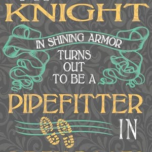 以下が含まれることがあります： 「MY KNIGHT IN SHINING ARMOR TURNS OUT TO BE A PIPEFITTER IN DIRTY BOOTS」のテキストが入った装飾プリント。テキストは白と金で、背景はグレー、花柄模様です。