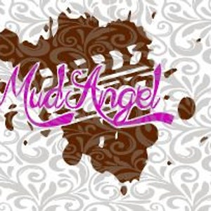 以下が含まれることがあります： ピンクと白の泥タイヤの跡に、ピンクの筆記体で「Mud Angel」という文字が書かれています。