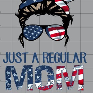 Peut inclure: Un design graphique représentant le visage d'une femme portant des lunettes de soleil et un bandana à motif de drapeau américain. Le texte "JUST A REGULAR MOM TRYING NOT TO RAISE A LIBERAL" est en lettres bleues avec un motif de drapeau américain vieilli.