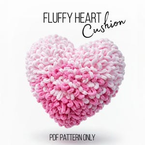 Może przedstawiać: Puszysta poduszka w kształcie serca w odcieniach różu i bieli. Poduszka ma teksturowany, pętelkowy wzór. Tekst u góry brzmi "Fluffy Heart Cushion", a na dole "PDF Pattern Only".