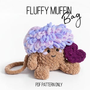 Könnte beinhalten: Eine handgefertigte, plüschige, braune Muffin-Tasche mit einem flauschigen, hellvioletten und lavendelfarbenen Oberteil. Die Tasche hat ein lächelndes Gesicht und ein dunkelviolettes Herz. Der Text "FLUFFY MUFFIN Bag" und "PDF PATTERN ONLY" sind angezeigt.