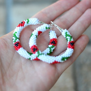 Pendientes de aro con cuentas de amapola roja: joyería floral hecha a mano