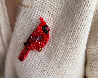 Röd kardinalpärlbrosch: Broderad fågelälskare-nål, paljettsmycken till mamma, alla hjärtans dag-present