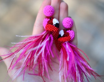 Flamingoörhängen med rosa röda pärlsmycken, fågelsmycken med statement-hängande fjäderpärlor