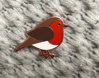 Épingle en émail rouge-gorge : broche oiseau de Noël, détail cuivre