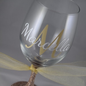 Custom name wine glass, glitter wine glass, bridal party gift, personalized wine glass, glitter dipped, birthday for her,, gift for her