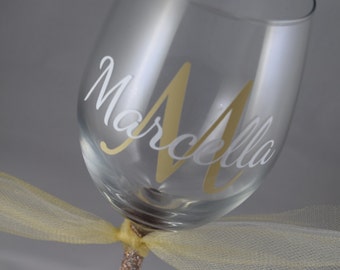 Custom name wine glass, glitter wine glass, bridal party gift, personalized wine glass, glitter dipped, birthday for her,, gift for her