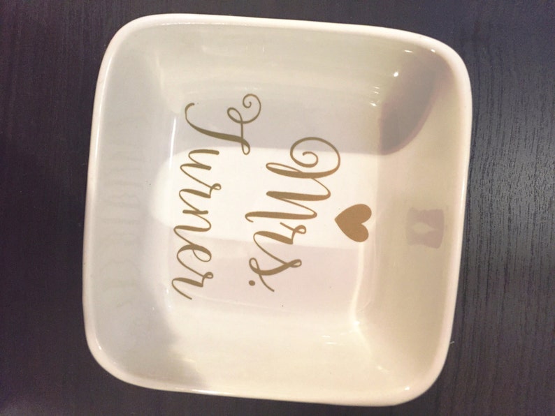 Puede incluir: Un joyero de cer&aacute;mica blanco con un coraz&oacute;n dorado y el texto "Mrs. Turner" en letras doradas.