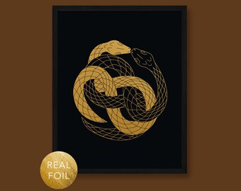 Op de afbeelding: Een zwarte en gouden print van twee slangen die in elkaar verstrengeld zijn in de vorm van een hart. De slangen zijn met goud omlijnd en de achtergrond is zwart.