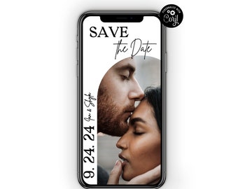 Puede incluir: Una maqueta de pantalla de teléfono en blanco y negro con una foto de una pareja besándose. El texto "SAVE the Date" está en negro y la fecha "9.24.24" está en blanco.