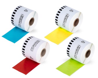 Op de afbeelding: Vier rollen witte etiketband met zwart-wit gestreepte randen. De rollen zijn gelabeld "House Labels" en hebben verschillende gekleurde banden: blauw, geel, rood en groen.