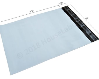 Op de afbeelding: Witte verzend enveloppe met een zwarte zelfklevende strip. De enveloppe meet 33 cm bij 25 cm.