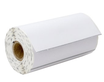Op de afbeelding: Een rol wit thermisch etiketpapier voor een etiketprinter. Het papier is opgerold en heeft een zwart-wit patroon aan de rand.