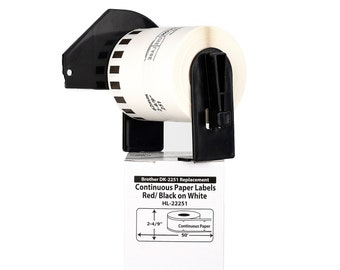 Op de afbeelding: Een rol witte doorlopende papieren etiketten met zwarte en rode tekst, gehouden in een zwarte plastic dispenser. De etiketdoos leest "Brother DK-2251 Replacement Continuous Paper Labels". De etiketbreedte is 62 mm.