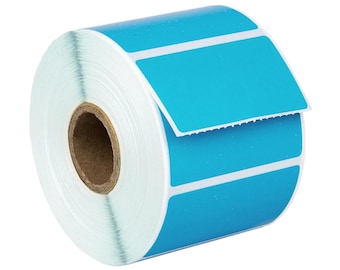 Op de afbeelding: Een rol blauwe etiketten met witte randen. De etiketten zitten op een witte kern.