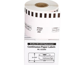 Op de afbeelding: Een witte rol met doorlopende papieren etiketten voor een Brother DK-2205 etikettendrukker. De etikettenrol is 62 mm breed en 30,5 meter lang. De etikettenrol is verpakt in een witte doos met zwarte tekst.
