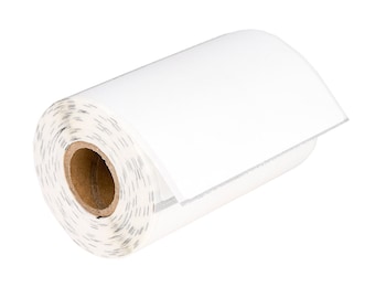 Op de afbeelding: Een rol wit thermisch papier met een bruine kartonnen kern. Het papier is gedeeltelijk afgerold, waardoor de rand van de rol zichtbaar is. Het papier is ontworpen voor het afdrukken van etiketten of bonnen.