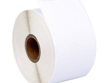 Op de afbeelding: Een rol witte zelfklevende etiketten op een kern. De etiketten zijn blanco en klaar om te worden bedrukt.