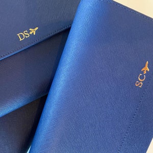 Marineblauwe leren reisportemonnee gepersonaliseerd - Vaderdagcadeau