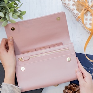 Cartera de viaje de cuero personalizada: porta pasaporte y billetes, regalo personalizado para mujeres viajeras