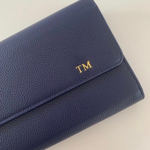 Personalisiertes schwarzes Reiseportemonnaie veganfreundliches Leder Navy Grained