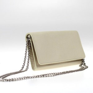 Cartera con cadena de cuero
