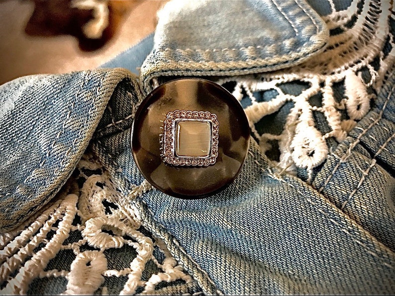 Brooch or Pin Pearly Black And Gray