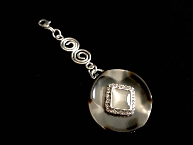 Brooch or Pin Pearly Black And Gray