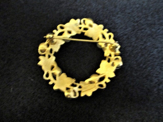 Vintage Trifari Gold and Pearl Wreath Brooch - image 4