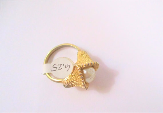 Sarah Coventry Vintage Goldtone & Pearl Ring - image 2