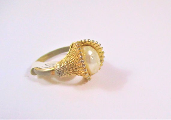 Sarah Coventry Vintage Goldtone & Pearl Ring - image 1
