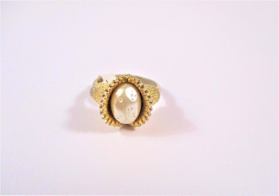 Sarah Coventry Vintage Goldtone & Pearl Ring - image 3
