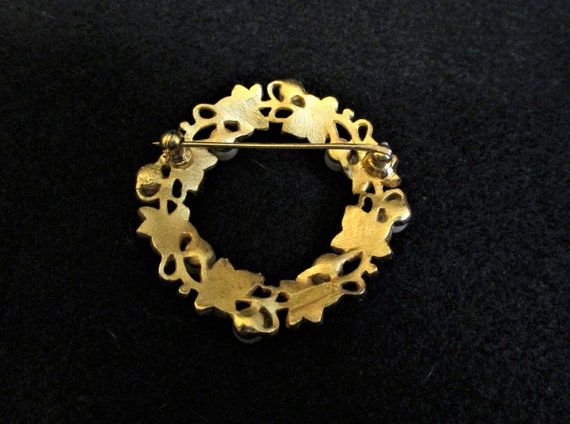 Vintage Trifari Gold and Pearl Wreath Brooch - image 2