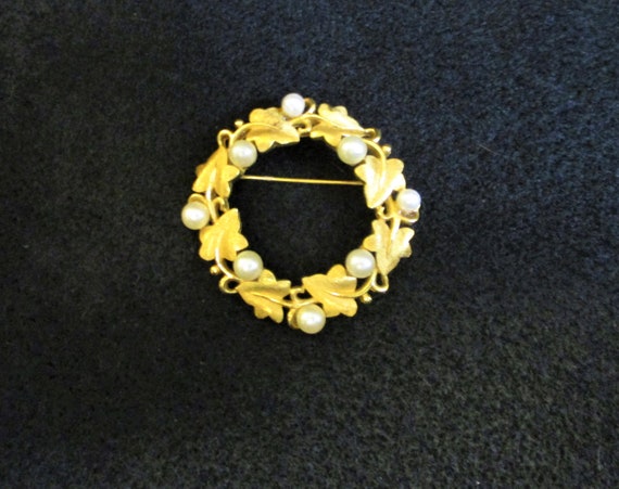 Vintage Trifari Gold and Pearl Wreath Brooch - image 1