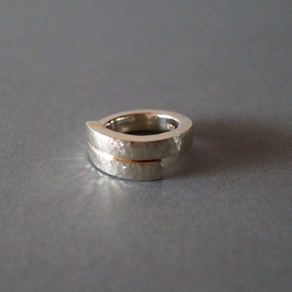 Personalisierter Silberring mit gehämmerter Oberfläche, Spruch Ring mit geprägten Buchstaben, besonderes individuelles Geschenk