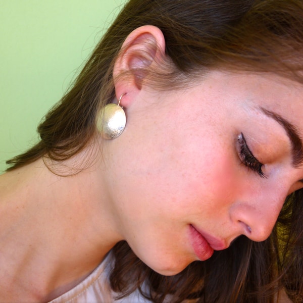 Große runde Silber Ohrringe, konvex gewölbt mit Hammerschlag, Sterlingsilber, leichter Ohrschmuck, Handgefertigter Unikatschmuck