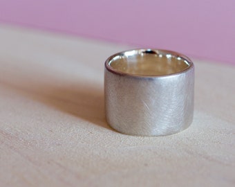 Bred, tung bandring med matt finish, solid handgjord silverring