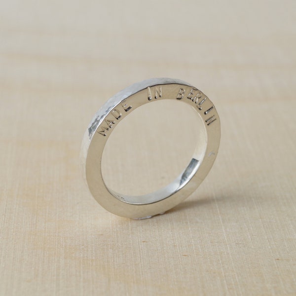 Silberring mit Hammerschlag und Zitat, Made in Berlin Ring,  personalisierter Ring, Spruchring, individualisierter Ring aus Sterling Silber