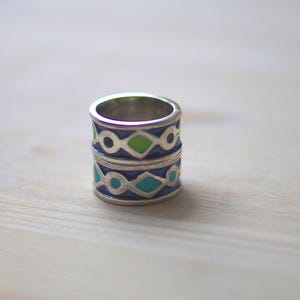 Emaille ring in turquoise en kobaltblauw, zilveren ring met emaille, diamanten en cirkels