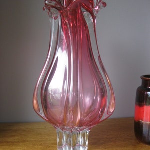 Vaso vintage in vetro artistico ceco stile boho con bordo scanalato rosa lobato, modello Chribska Hospodka, anni '60, pezzo forte, 30 cm. immagine 2