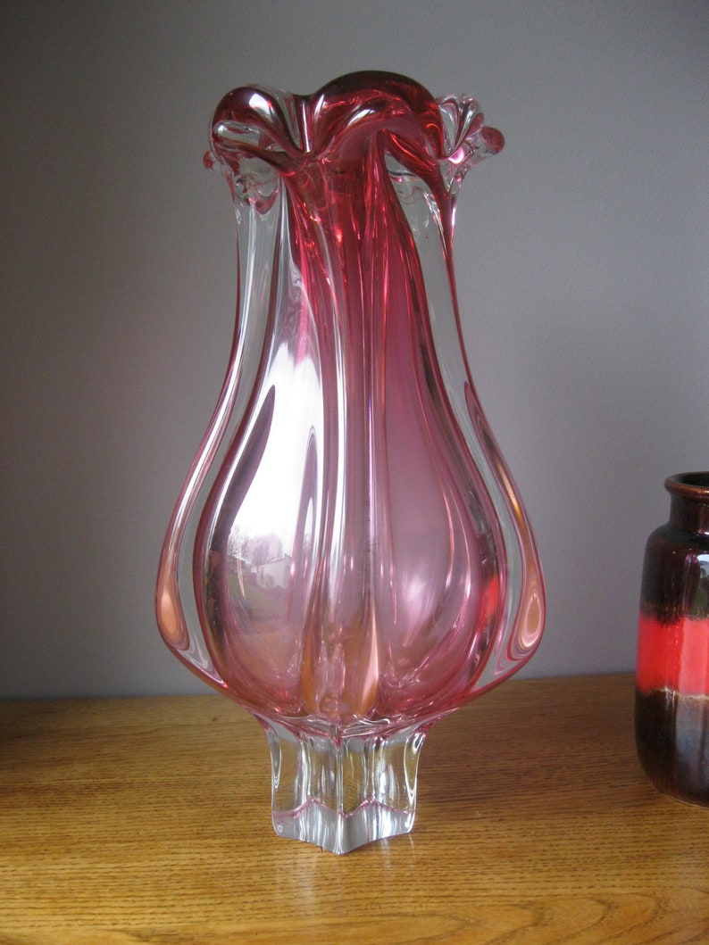 Vaso vintage in vetro artistico ceco stile boho con bordo scanalato rosa lobato, modello Chribska Hospodka, anni '60, pezzo forte, 30 cm. immagine 2