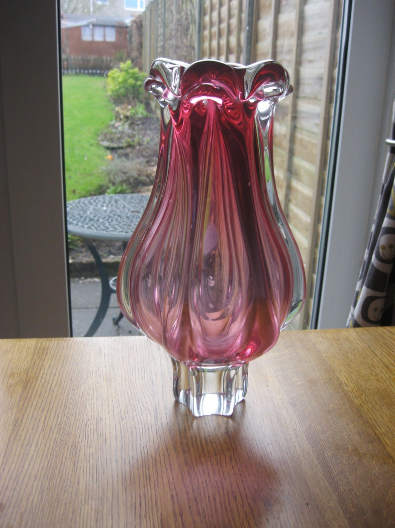 Vaso vintage in vetro artistico ceco stile boho con bordo scanalato rosa lobato, modello Chribska Hospodka, anni '60, pezzo forte, 30 cm. immagine 5